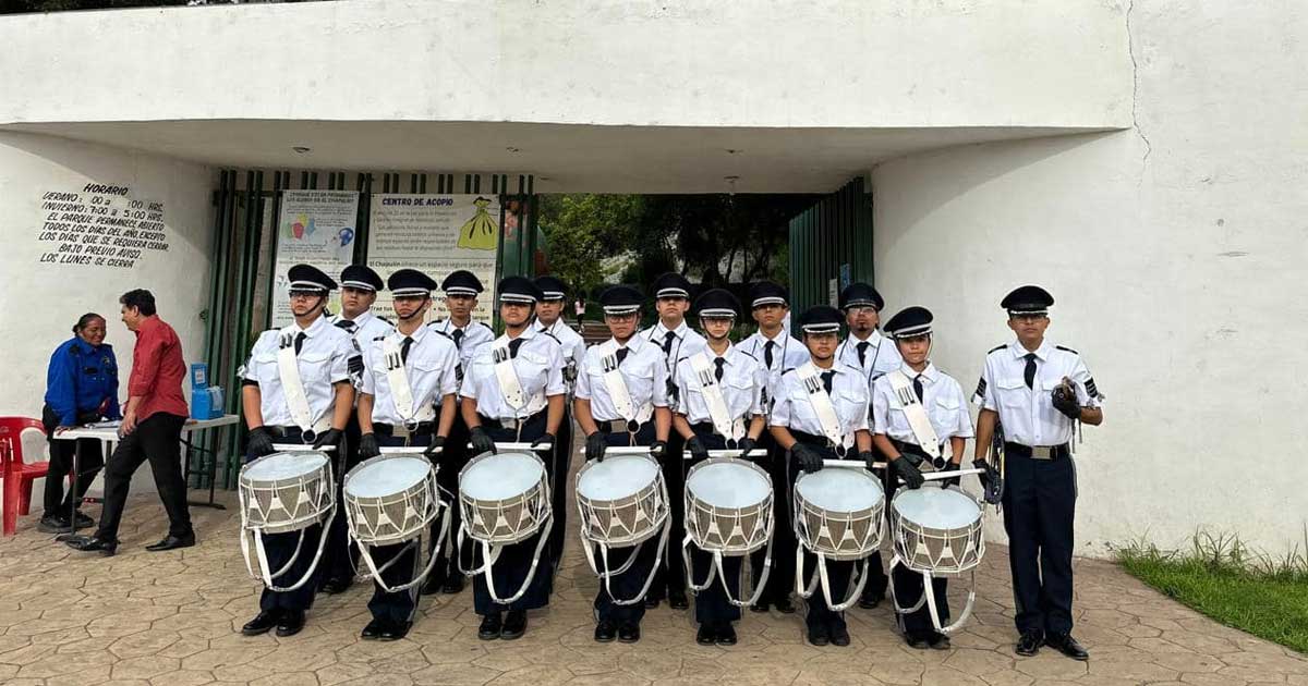 Integrantes de la Banda de Guerra de la UAdeC.