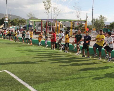 Niños entrenando en el parque.
