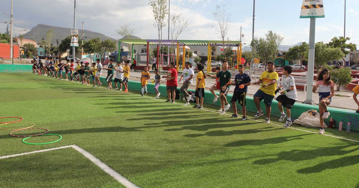 Niños entrenando en el parque.