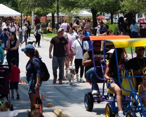Familias en el Paseo Colón.