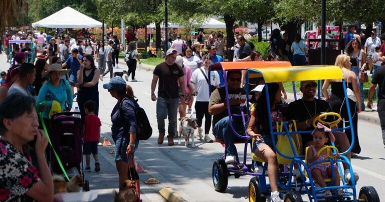 Familias en el Paseo Colón.