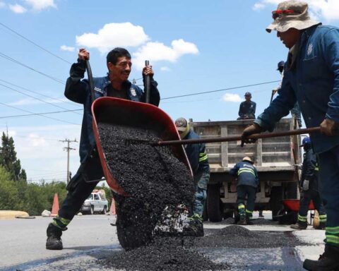 Hombres trabajando en la reparación de baches en Saltillo.
