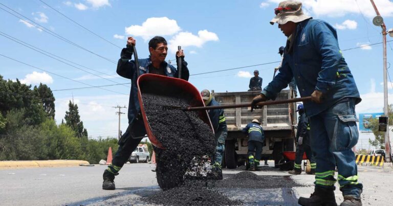 Hombres trabajando en la reparación de baches en Saltillo.