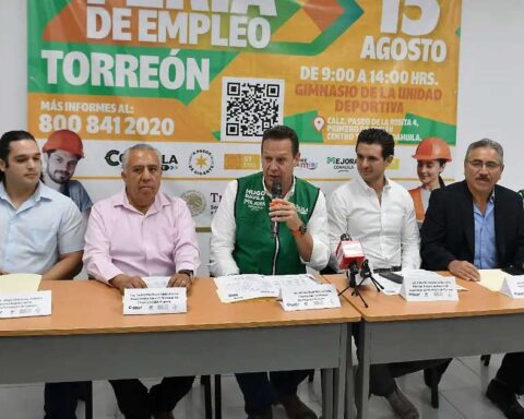 Hugo Dávila encabezando conferencia para anunciar Feria del Empleo.