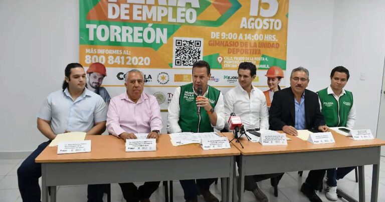 Hugo Dávila encabezando conferencia para anunciar Feria del Empleo.