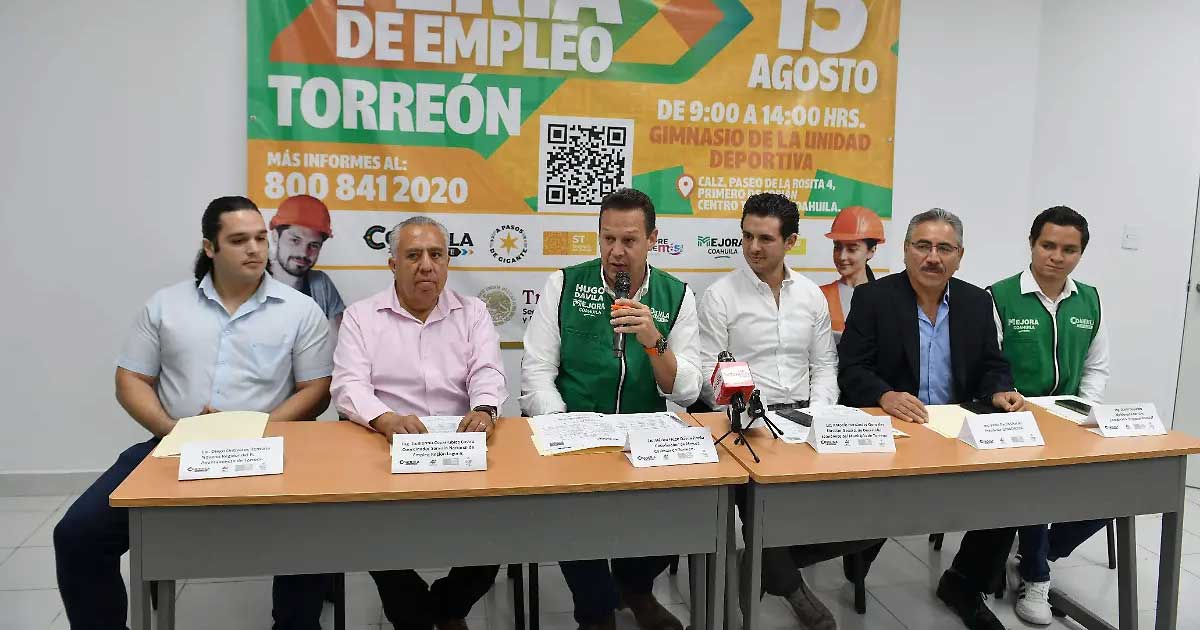 Hugo Dávila encabezando conferencia para anunciar Feria del Empleo.