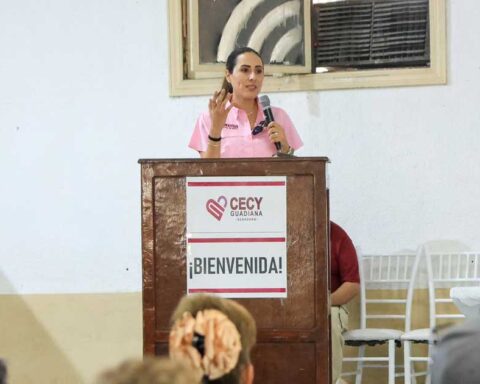Cecilia Guadiana en el podium de un evento.