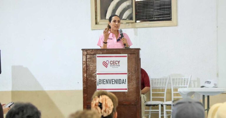 Cecilia Guadiana en el podium de un evento.