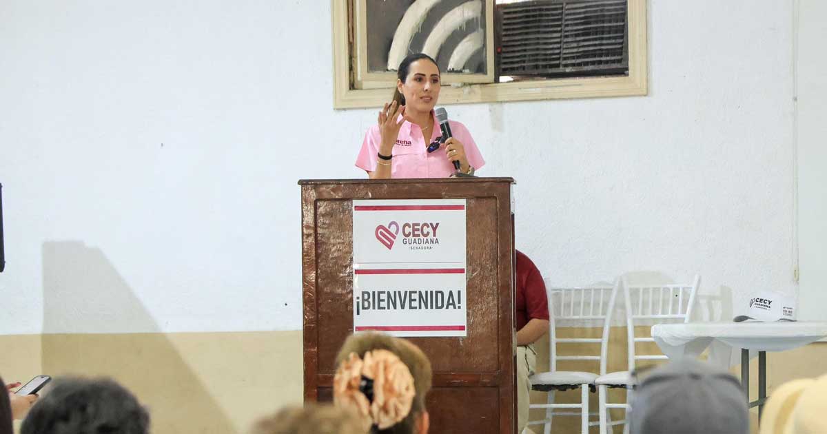 Cecilia Guadiana en el podium de un evento.