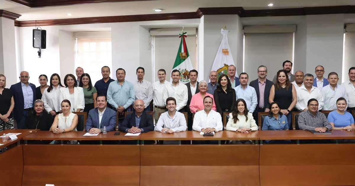 Gobernador Manolo Jiménez junto con su gabinete.