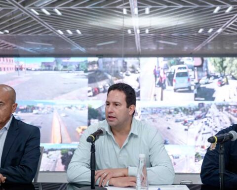 Alcalde Javier Díaz y dos funcionarios.