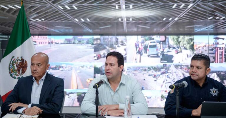 Alcalde Javier Díaz y dos funcionarios.