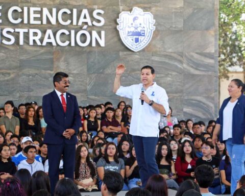 Octavio Pimentel, rector de la UAdeC, rodeado de la nueva comunidad universitaria.