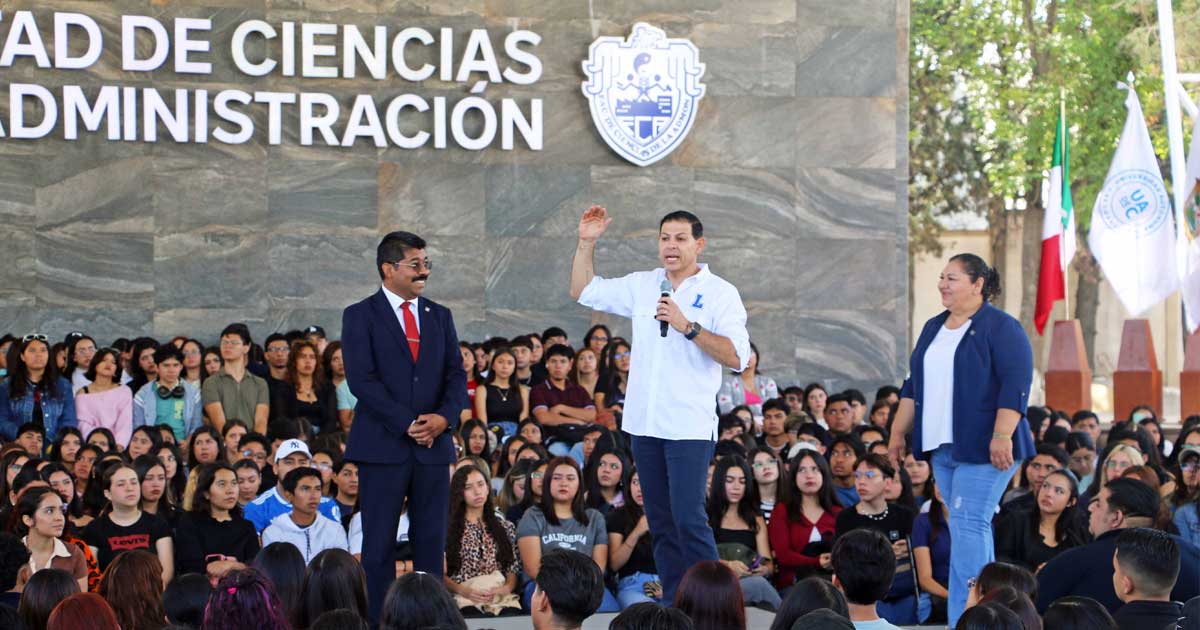 Octavio Pimentel, rector de la UAdeC, rodeado de la nueva comunidad universitaria.