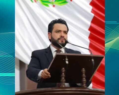 El diputado Alberto Hurtado en tribuna.