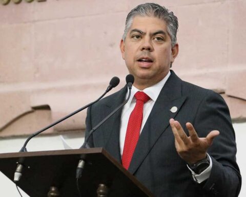 Diputado Alfredo Paredes en tribuna.