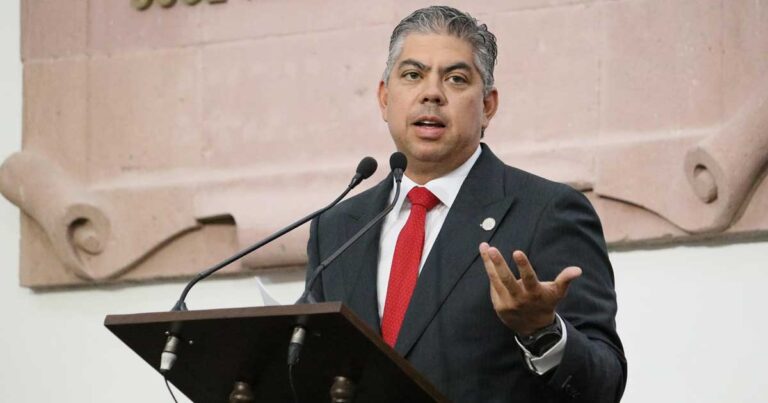 Diputado Alfredo Paredes en tribuna.
