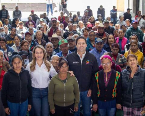 El alcalde Javier Díaz rodeado de adultos mayores.