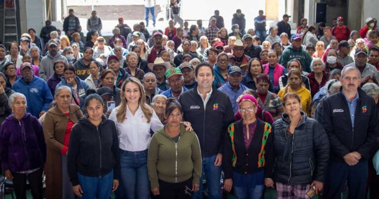 El alcalde Javier Díaz rodeado de adultos mayores.