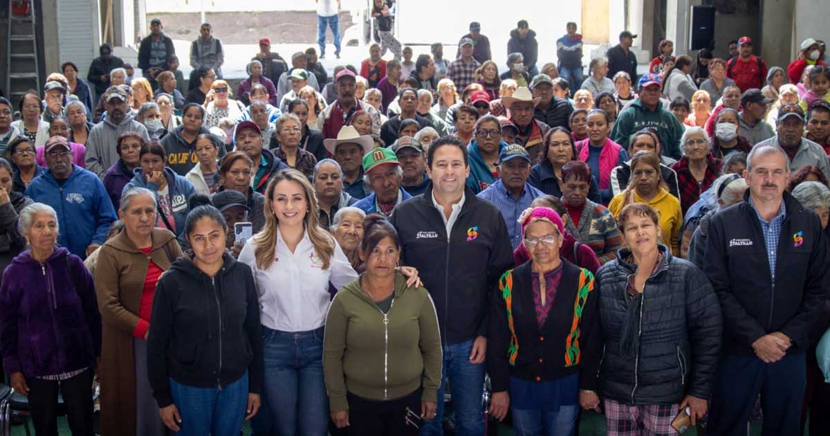 El alcalde Javier Díaz rodeado de adultos mayores.