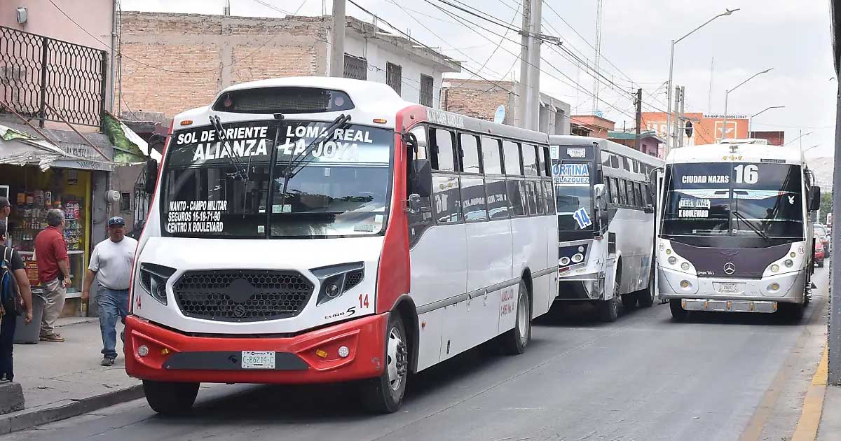 Autobuses en calle de Torreón.