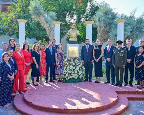 Ceremonia cívica en plaza de Monclova.