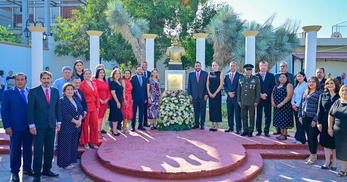 Ceremonia cívica en plaza de Monclova.