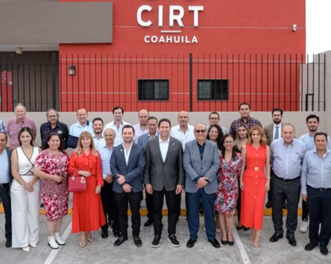 Alcalde Javier Díaz con miembros de la CIRT Coahuila.