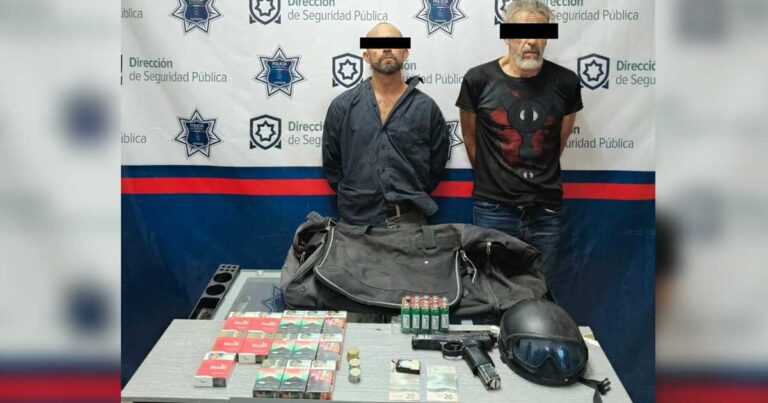 Los dos hombres detenidos con los objetos que llevaban.
