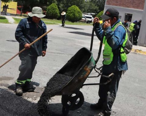 Hombres reparando baches en Saltillo.
