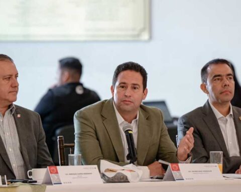 El alcalde de Saltillo Javier Díaz en medio de dos empresarios.