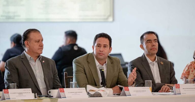 El alcalde de Saltillo Javier Díaz en medio de dos empresarios.