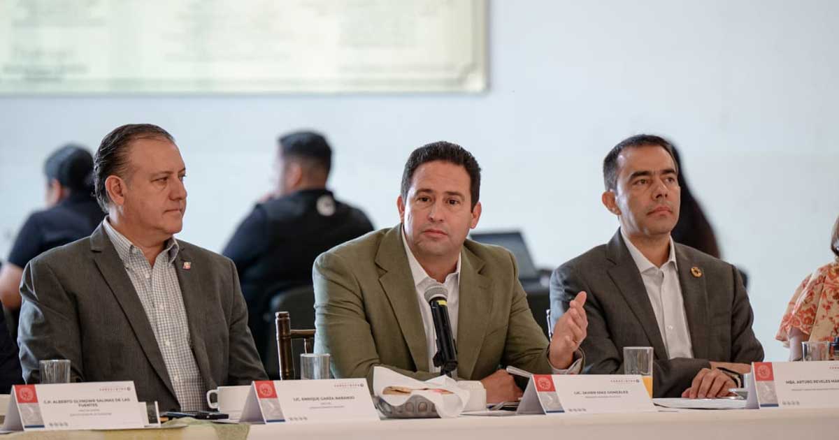 El alcalde de Saltillo Javier Díaz en medio de dos empresarios.
