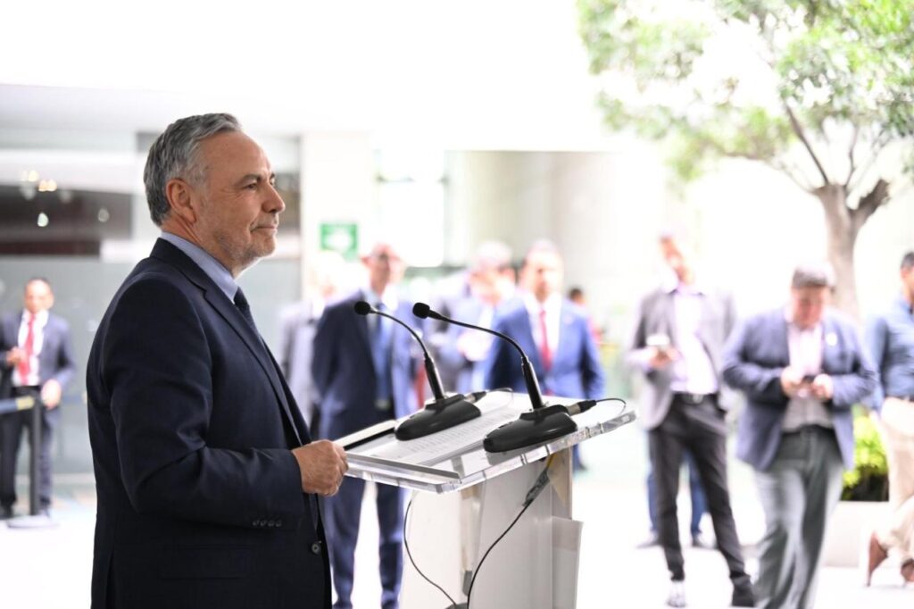 El diputado Alfonso Ramírez Cuéllar dando una conferencia.