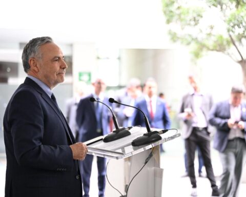 El diputado Alfonso Ramírez Cuéllar dando una conferencia.