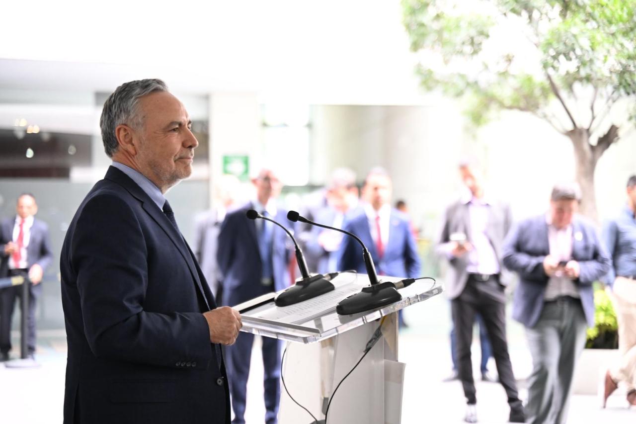 El diputado Alfonso Ramírez Cuéllar dando una conferencia.