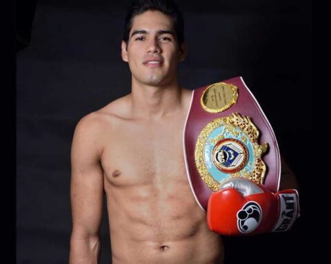 El boxeador Gilberto “Zurdo” Ramírez sosteniendo un cinturón de campeón.