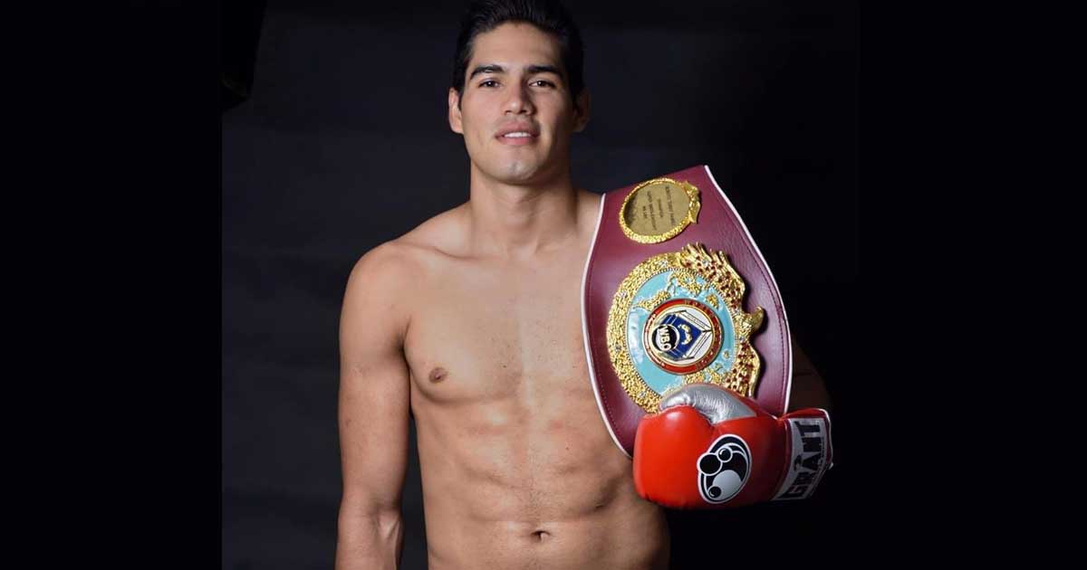 El boxeador Gilberto “Zurdo” Ramírez sosteniendo un cinturón de campeón.