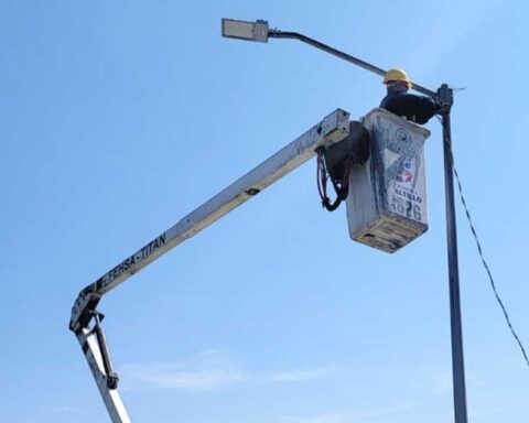 Trabajador instalando una luminaria en Saltillo.