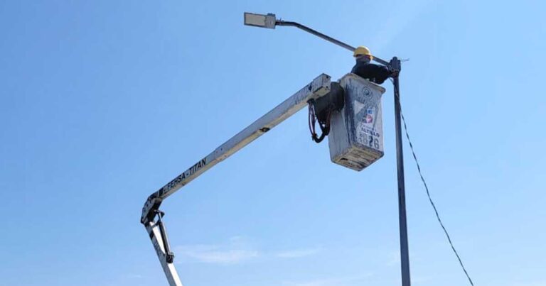 Trabajador instalando una luminaria en Saltillo.