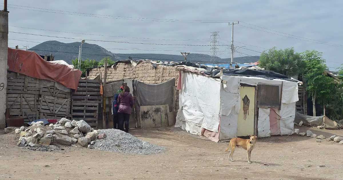 Barrio con casas de materiables endebles.
