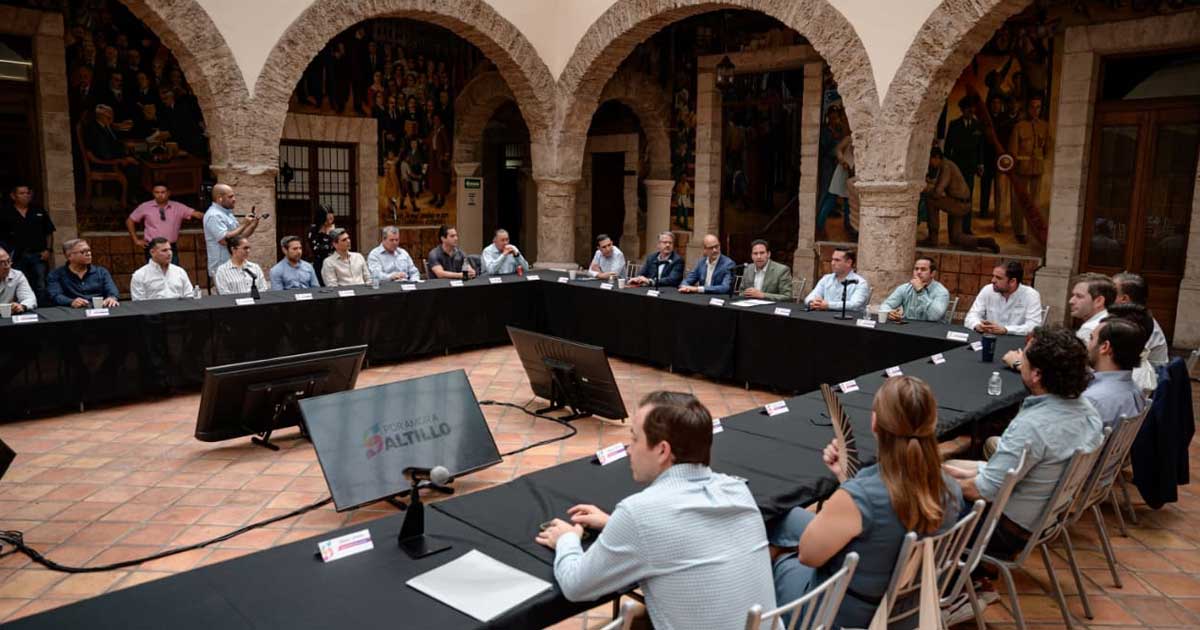 Reunión de empresarios con alcalde de Saltillo Javier Díaz.