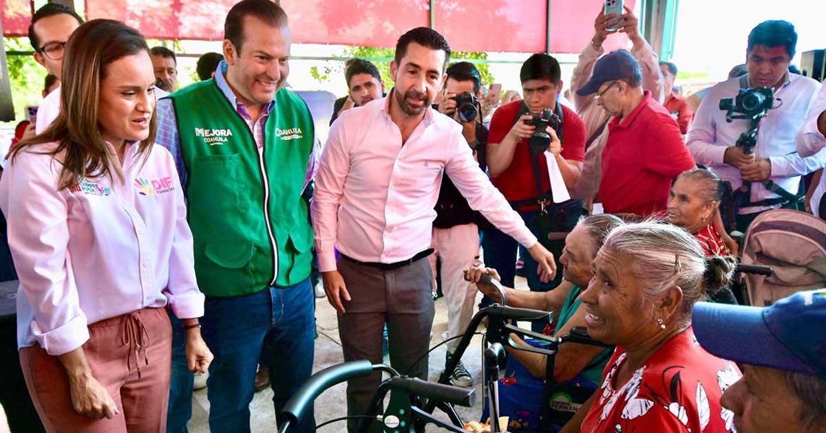 Funcionarios entregando sillas de ruedas.