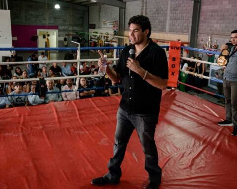 Gilberto "Zurdo" Ramírez en el ring dando una plática.