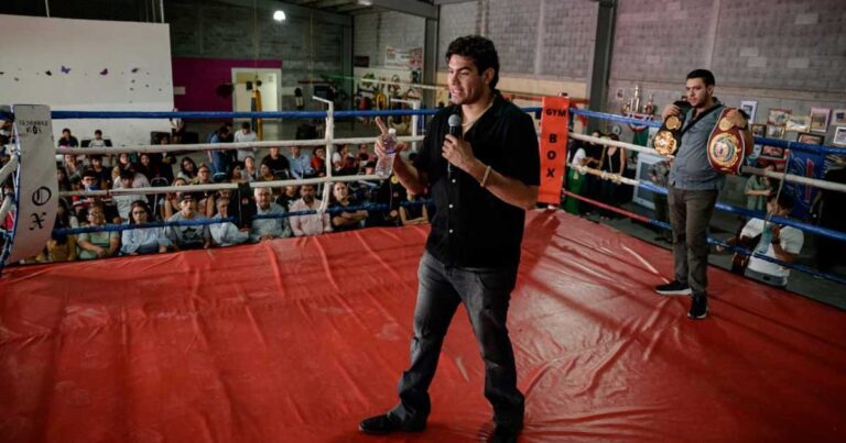 Gilberto "Zurdo" Ramírez en el ring dando una plática.