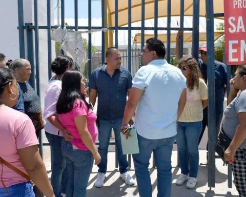 Padres de familia afuera del CETIS 83 en Torreón.