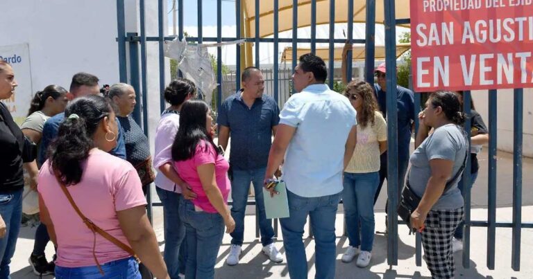 Padres de familia afuera del CETIS 83 en Torreón.
