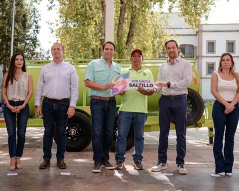 Funcionarios recibiendo una llave simbólica de la pipa donada.