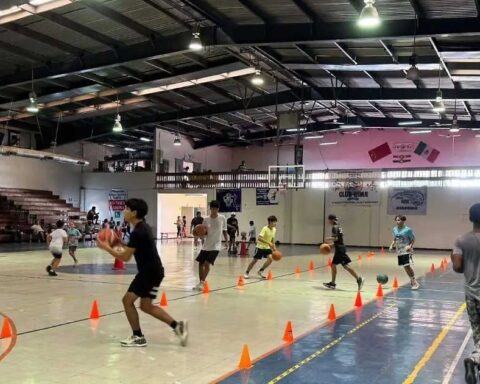 Jóvenes practicando en las canchas interiores de la UDT.