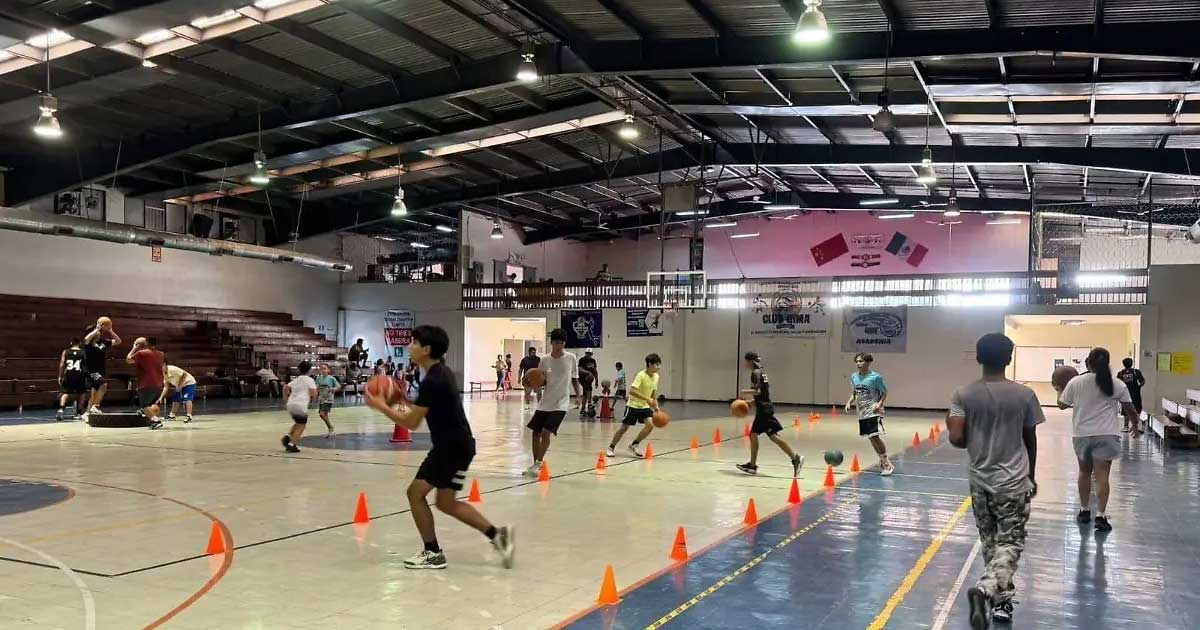 Jóvenes practicando en las canchas interiores de la UDT.